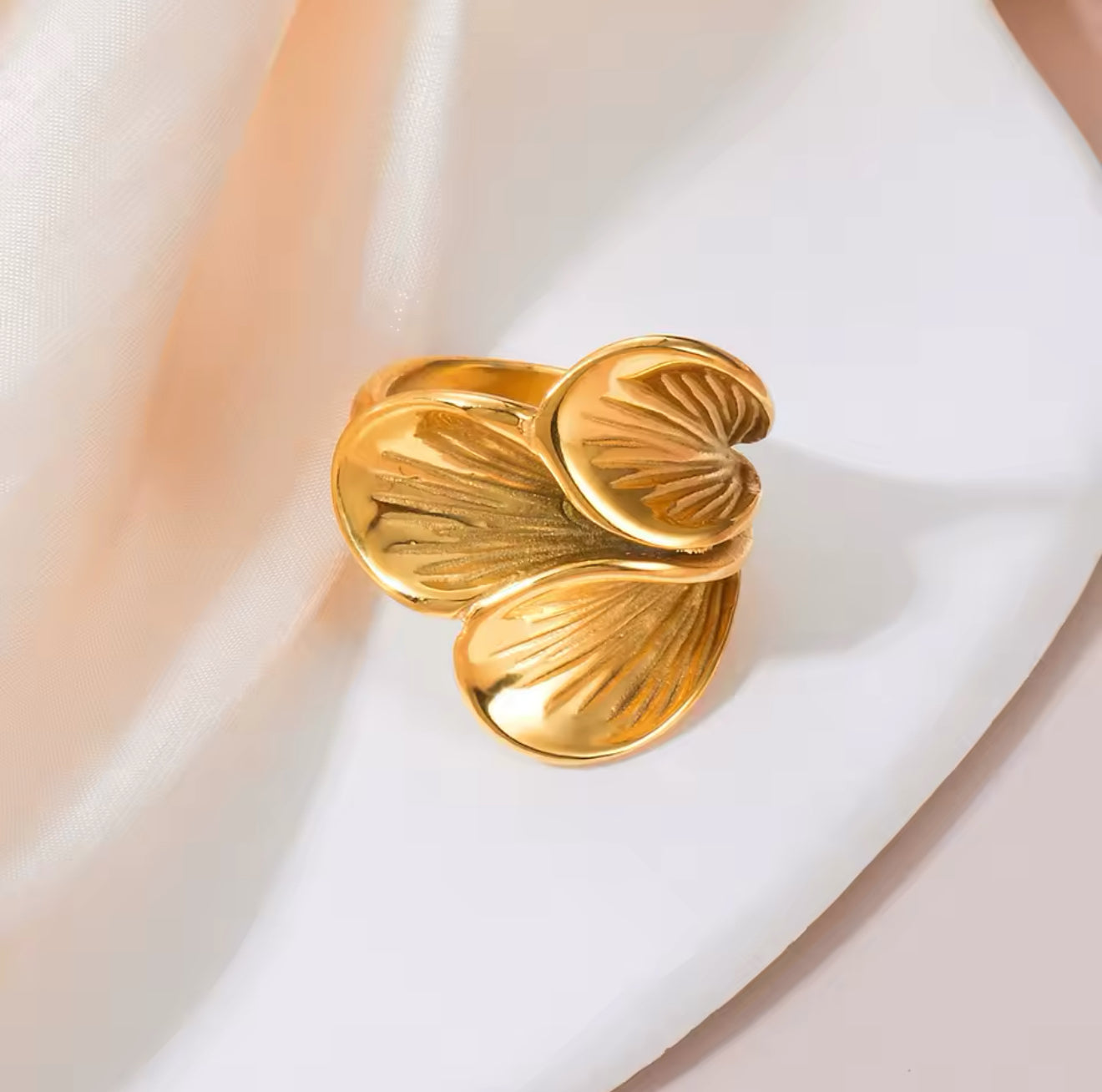 Bold Flower Petal Ring - Gold