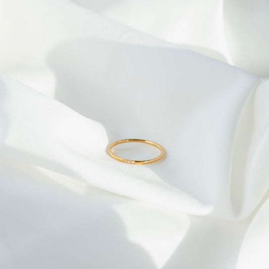 Dainty 3 Stone Band Ring - Gold