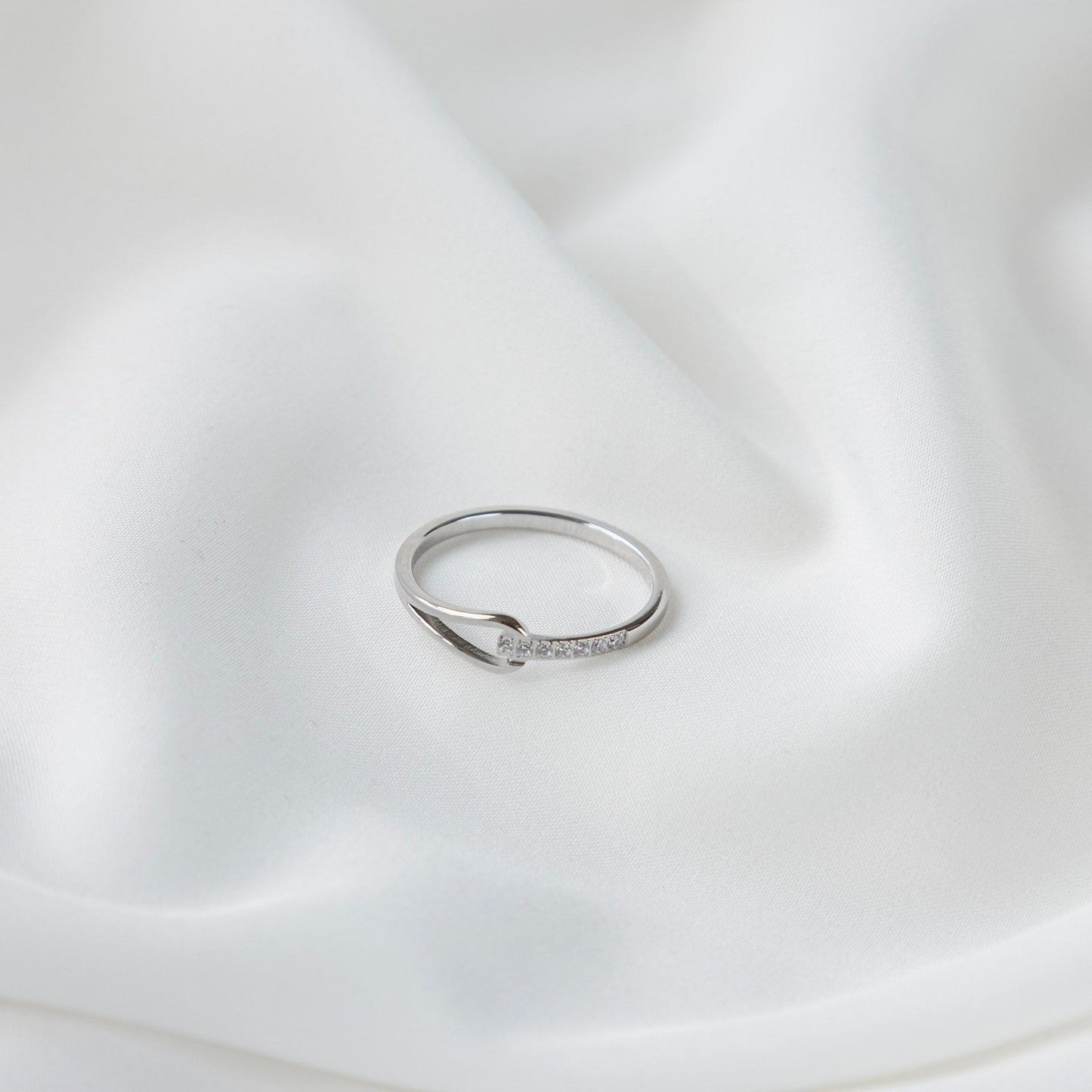 🎁 Everluxe Loop Band Ring - Silver (100% off)