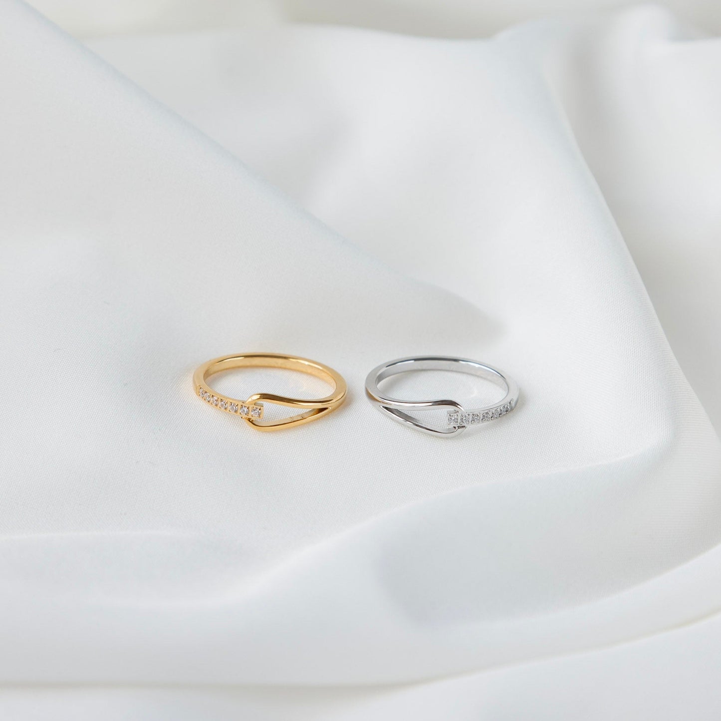 Everluxe Loop Band Ring - Gold