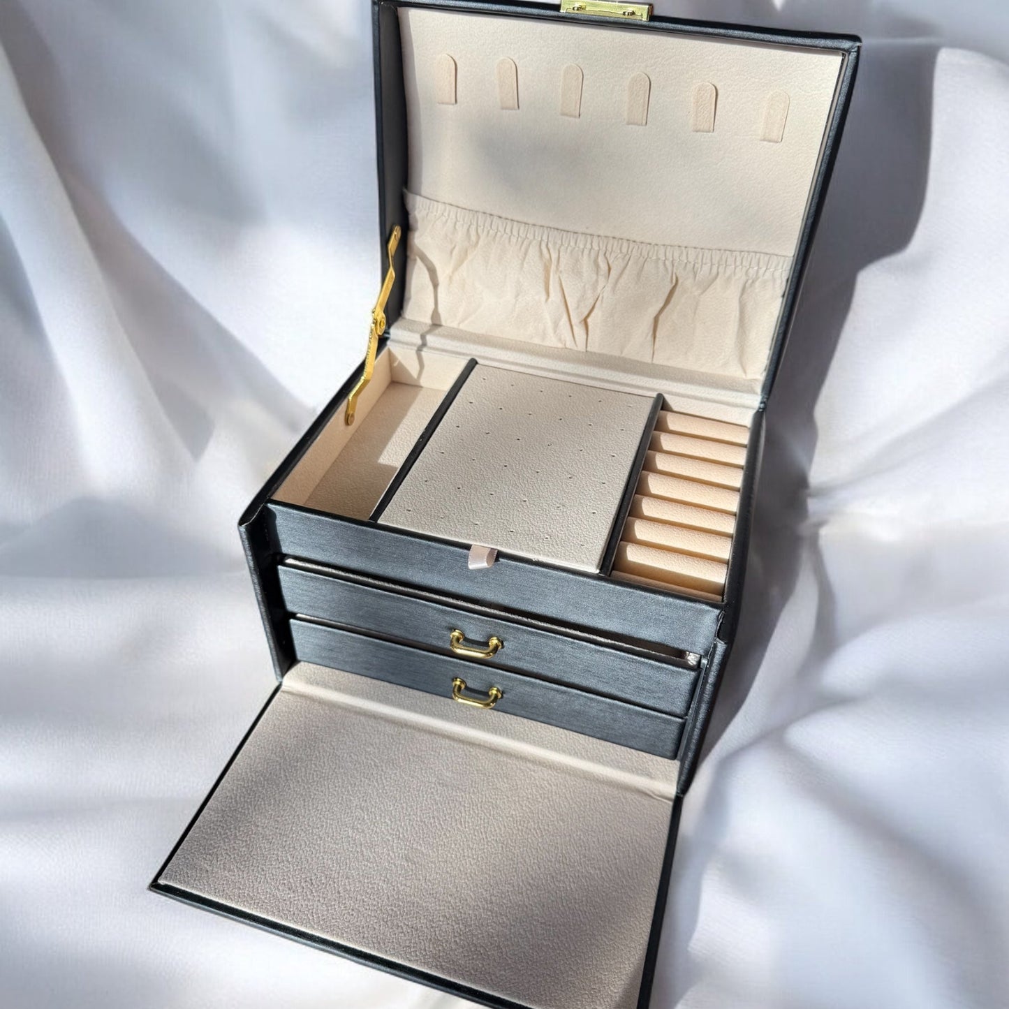 [PRE-ORDER: Ships on or before 3/15]  3 Layer Jewelry Case with Lock