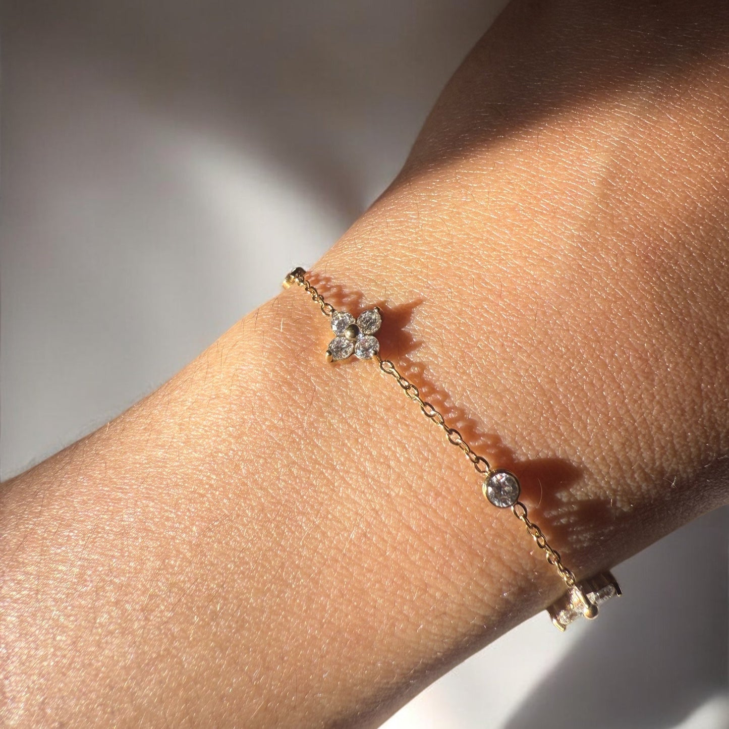 Dainty Flower Gem Bracelet - Gold