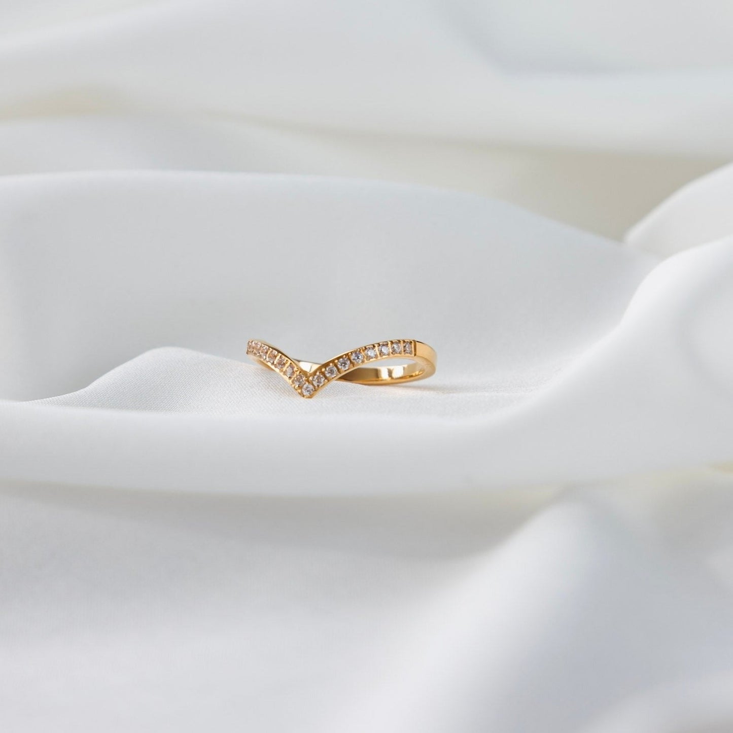 Dainty V Band Ring - Gold