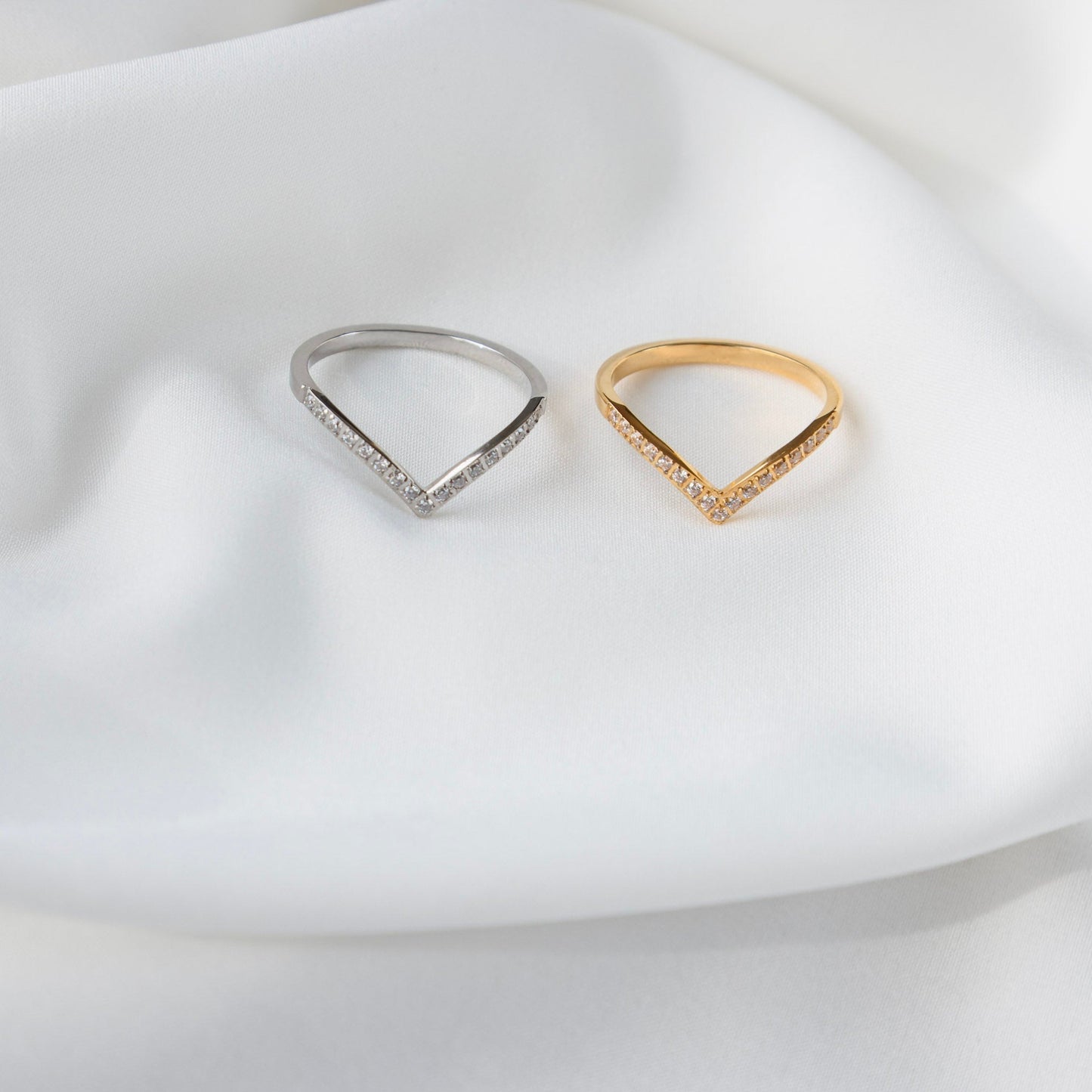 Dainty V Band Ring - Gold